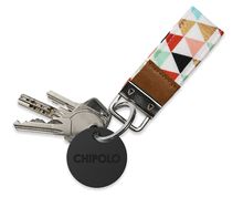 Chipolo（チポロ）本体を鍵に取り付けている様子